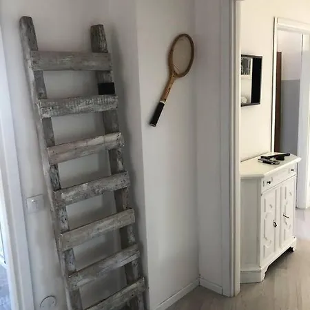 Holly's House *